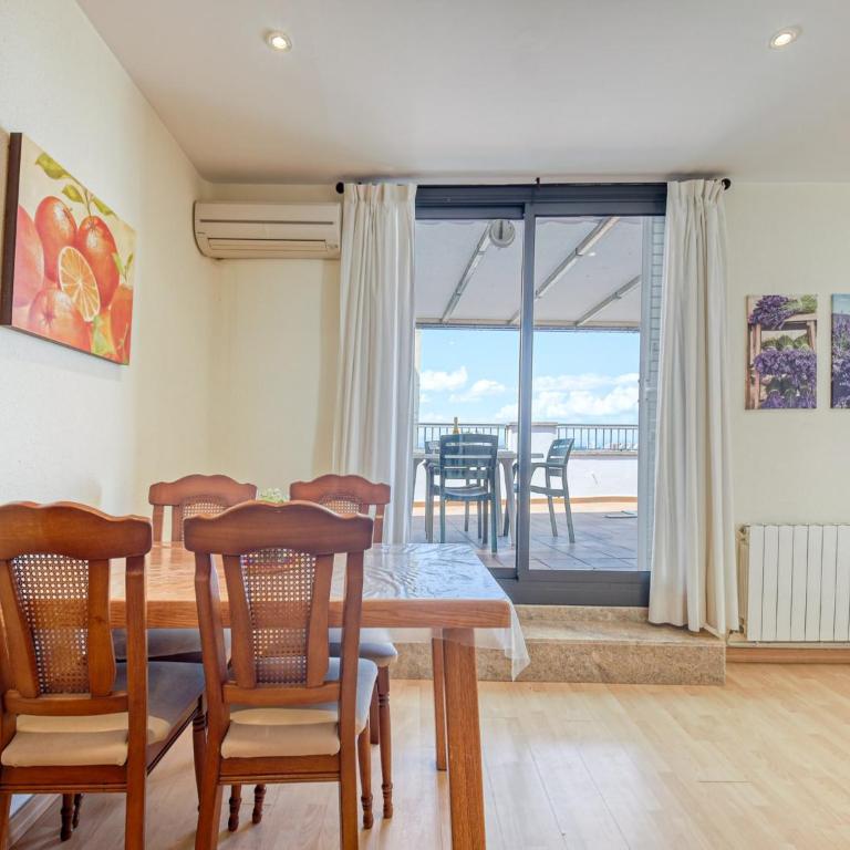 Apartment in Roses with Beachfront Access - Two-Bedroom Apartment - 3
