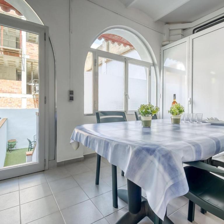 Apartment in Roses by the Beach - Three-Bedroom Apartment - 30