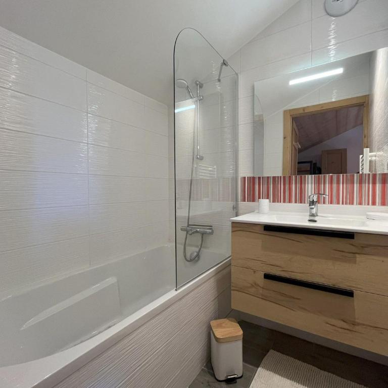 Confort moderne avec mezzanine près du téléphérique - FR-1-464-247 - Appartement - 8