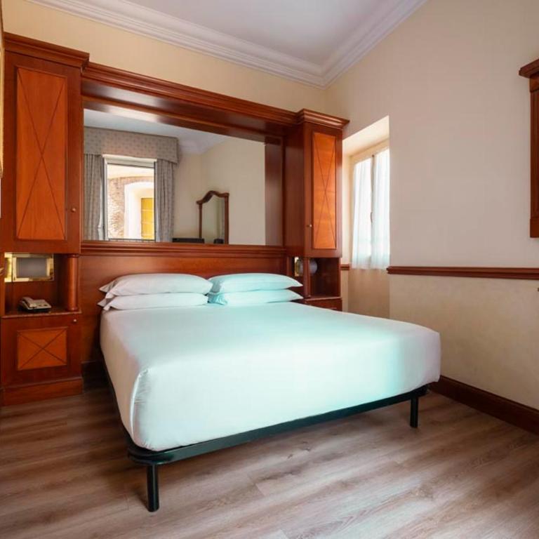 Hotel Hiberia - Camera Matrimoniale con Bagno Privato Esterno - 2