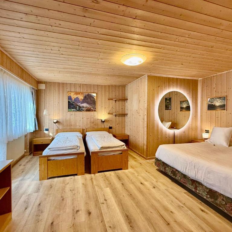 B&B Family Accommodation Canazei BIKE FRIENDLY - Camera Familiare con Bagno Privato - Seminterrato - 1