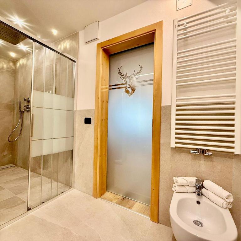 B&B Family Accommodation Canazei BIKE FRIENDLY - Camera Familiare con Bagno Privato - Seminterrato - 3