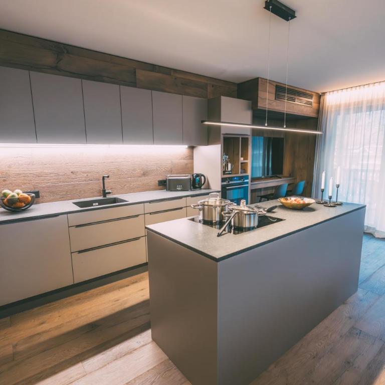 LIVALPIN Retreat - Three-Bedroom Apartment with Balcony and Mountain View - 6