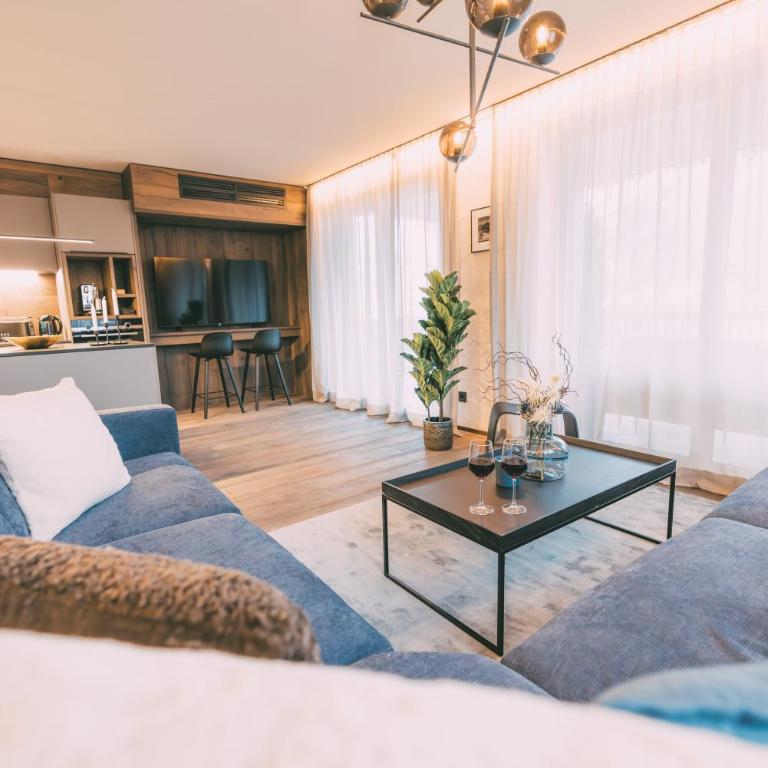 LIVALPIN Retreat - Three-Bedroom Apartment with Balcony and Mountain View - 2