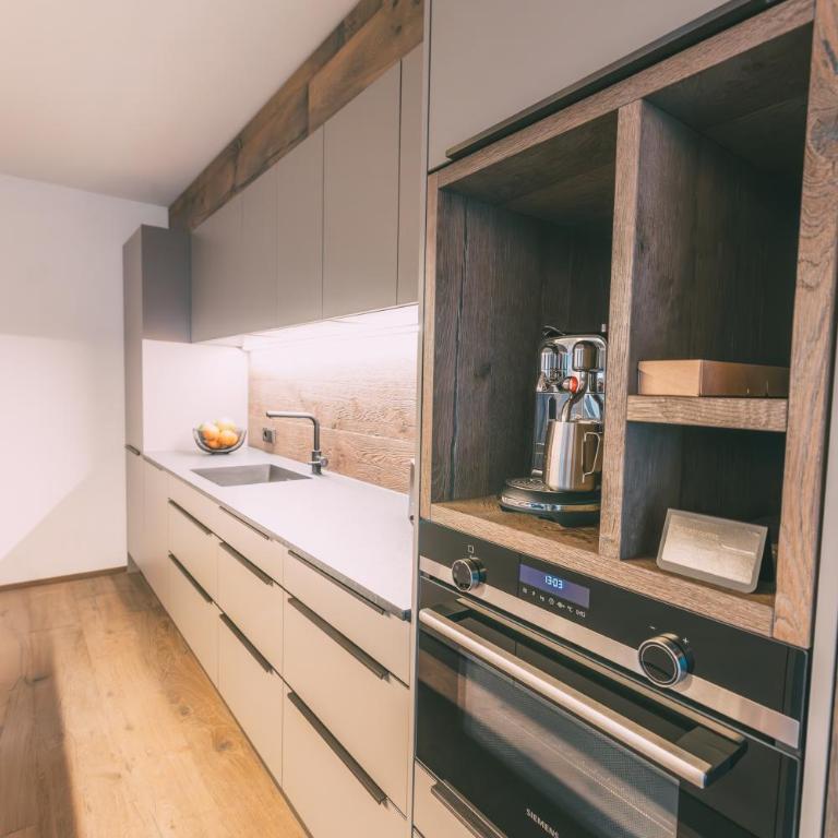 LIVALPIN Retreat - Three-Bedroom Apartment with Balcony and Mountain View - 7