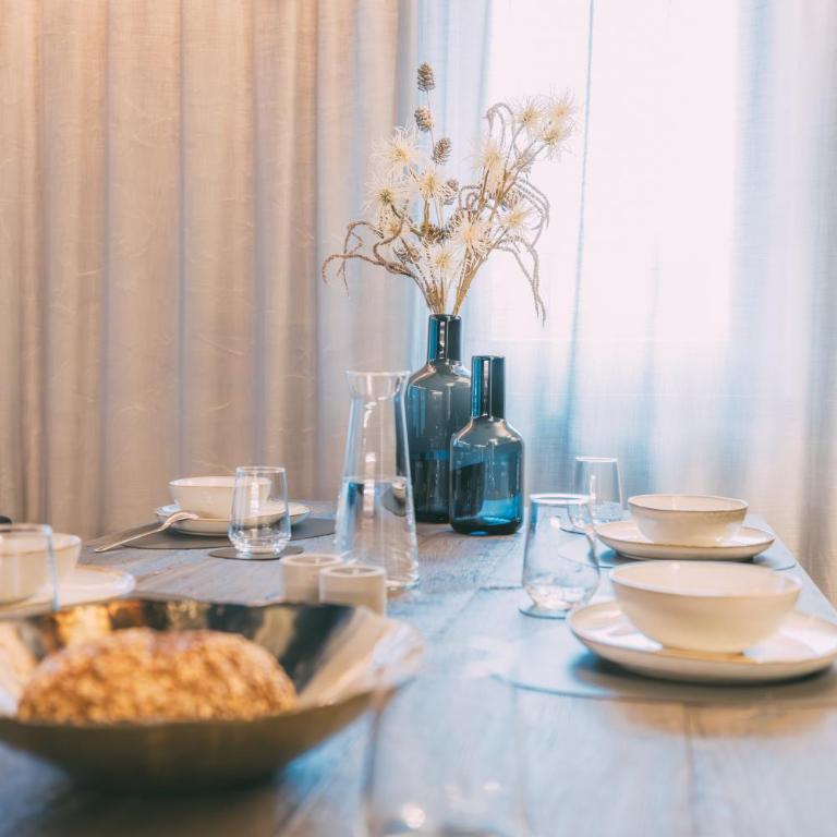 LIVALPIN Retreat - Three-Bedroom Apartment with Balcony and Mountain View - 17