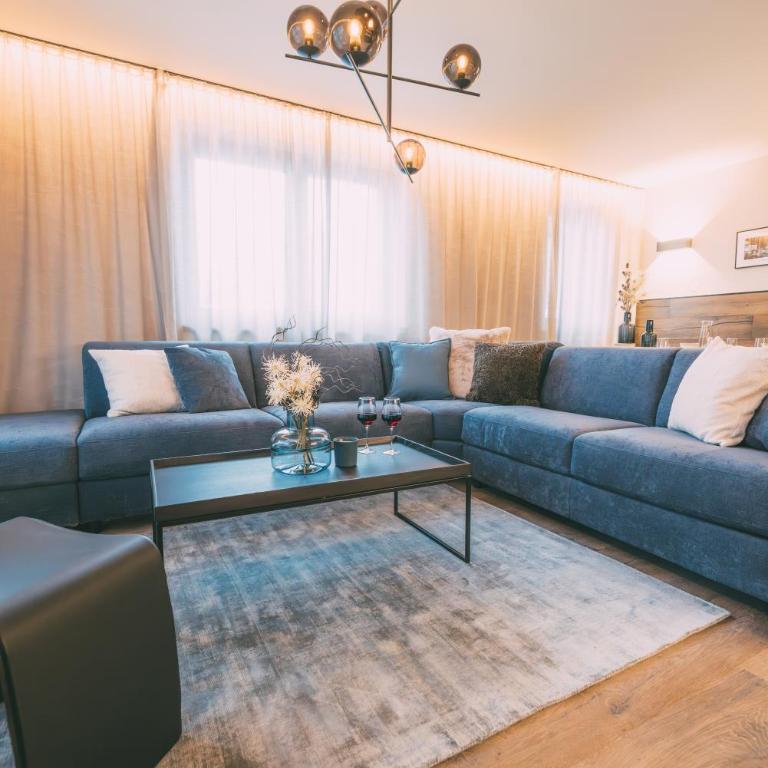 LIVALPIN Retreat - Three-Bedroom Apartment with Balcony and Mountain View - 42