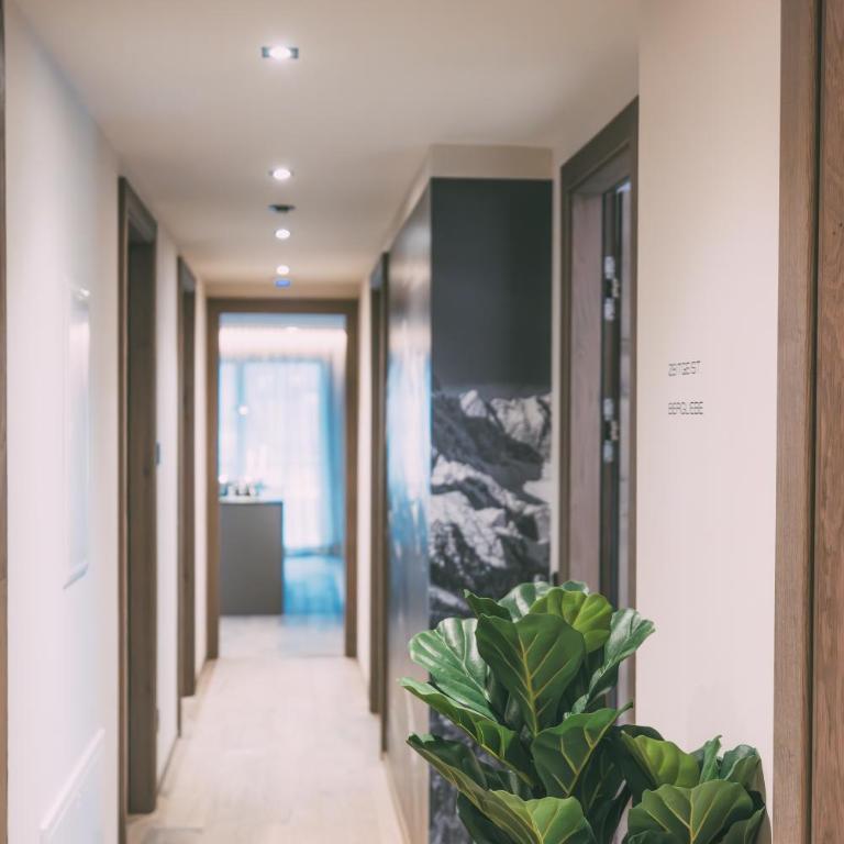 LIVALPIN Retreat - Three-Bedroom Apartment with Balcony and Mountain View - 18