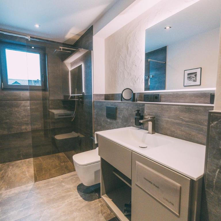 LIVALPIN Retreat - Three-Bedroom Apartment with Balcony and Mountain View - 45