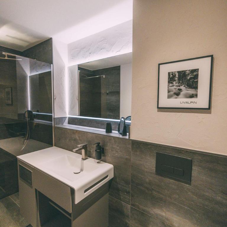 LIVALPIN Retreat - Three-Bedroom Apartment with Balcony and Mountain View - 46