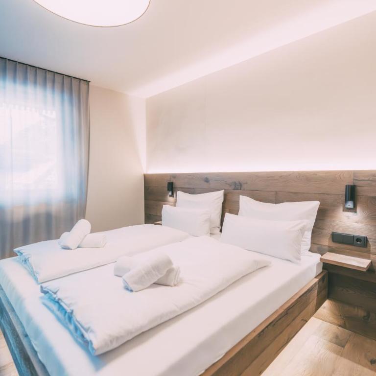 LIVALPIN Retreat - Three-Bedroom Apartment with Balcony and Mountain View - 51