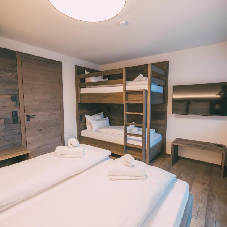LIVALPIN Retreat - Three-Bedroom Apartment with Balcony and Mountain View - 27