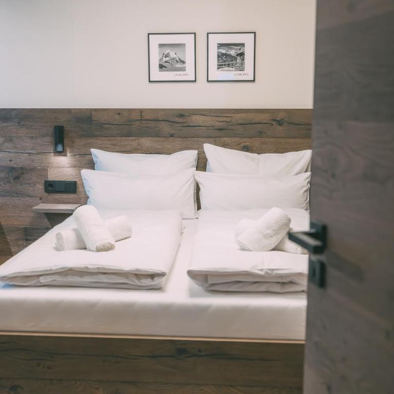 LIVALPIN Retreat - Three-Bedroom Apartment with Balcony and Mountain View - 21