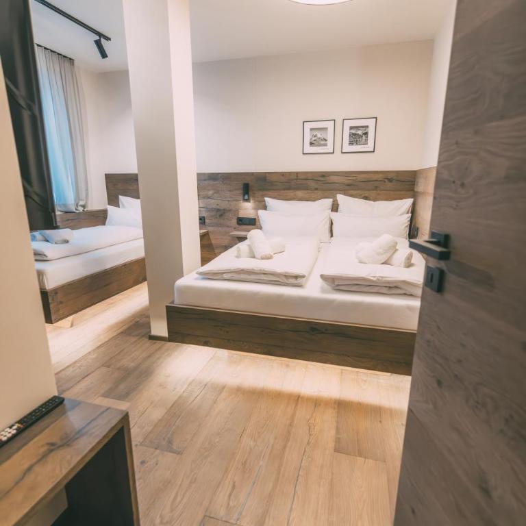 LIVALPIN Retreat - Three-Bedroom Apartment with Balcony and Mountain View - 26