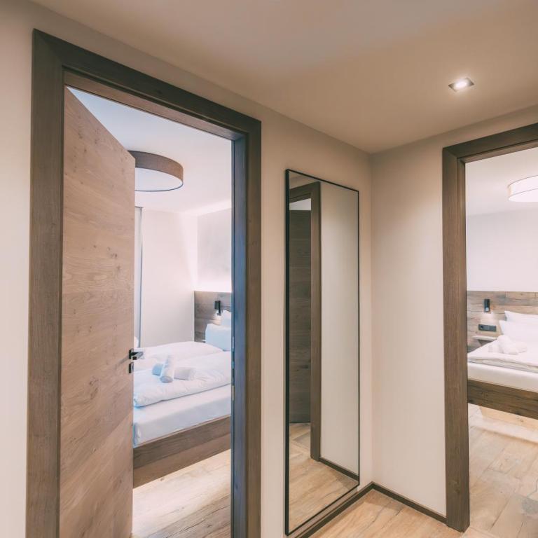 LIVALPIN Retreat - Three-Bedroom Apartment with Balcony and Mountain View - 23