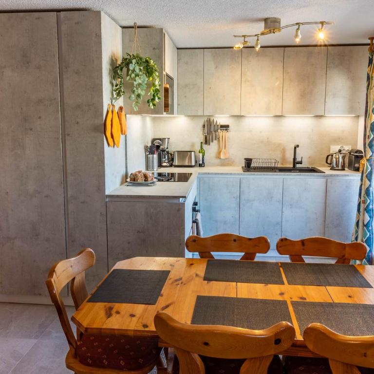 Recently Refurbished Apartment Walk to Samoëns Village - Apartment mit Balkon - 3