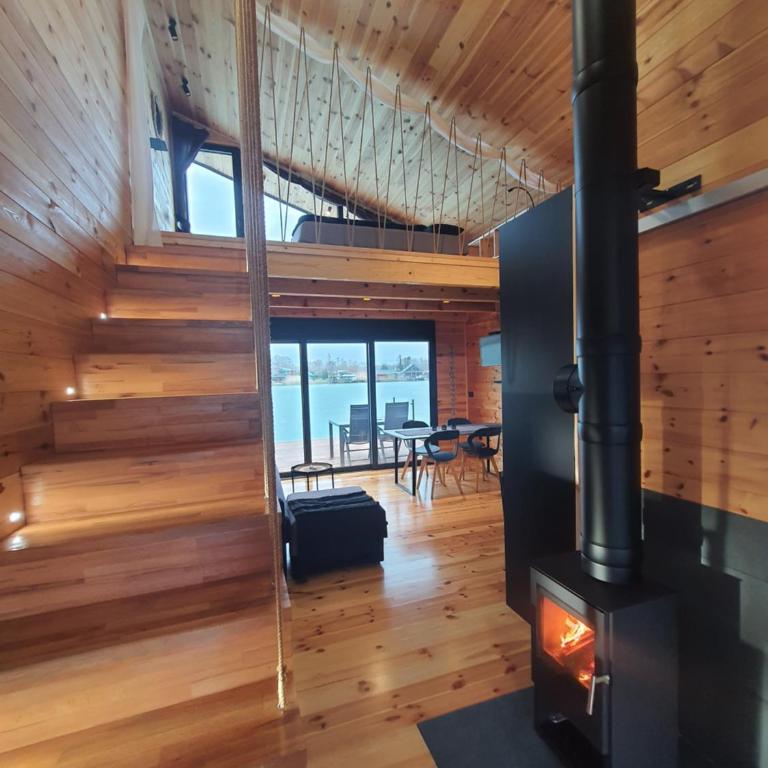 modernes Holzhaus, Cabin, auf dem Fluss, wenige Meter zum Meer - Vacation Home - 13
