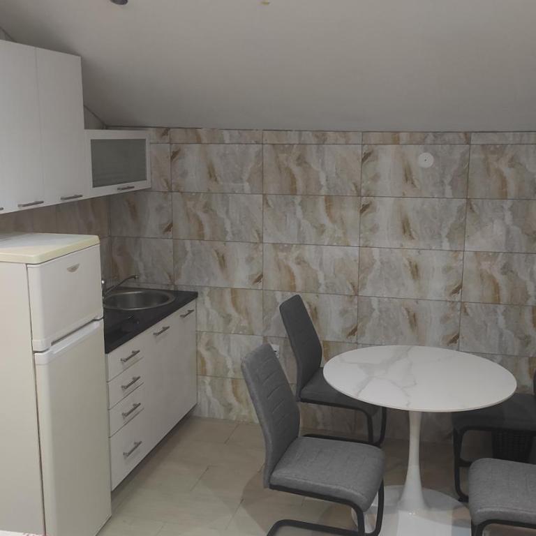 Apartmani Leonida 1 Trebinje - Dvokrevetna Soba sa Bračnim Krevetom i Balkonom (3 Odrasle Osobe) - 7