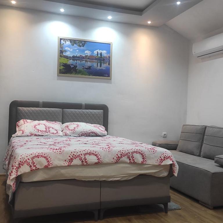 Apartmani Leonida 1 Trebinje - Dvokrevetna Soba sa Bračnim Krevetom i Balkonom (3 Odrasle Osobe) - 1