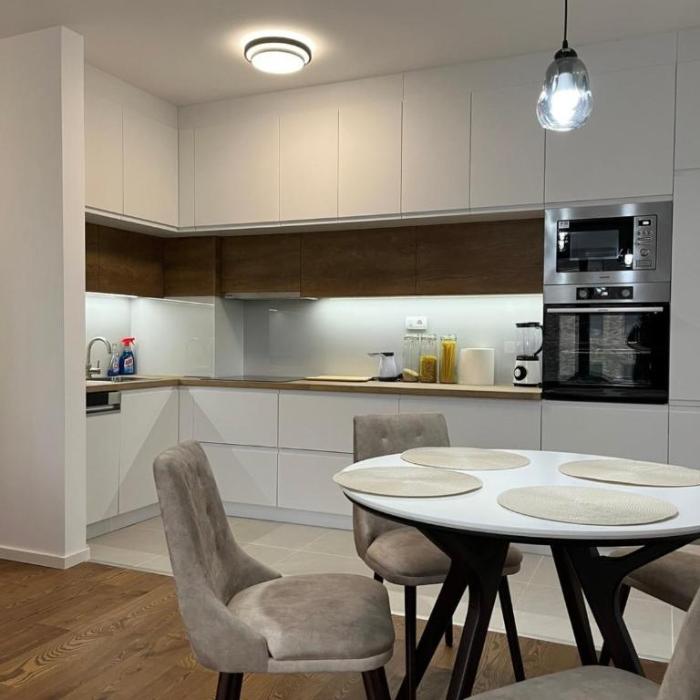 Luxury Getaway with Comfort! - Deluks Apartman sa 2 Spavaće Sobe i Balkonom - 16