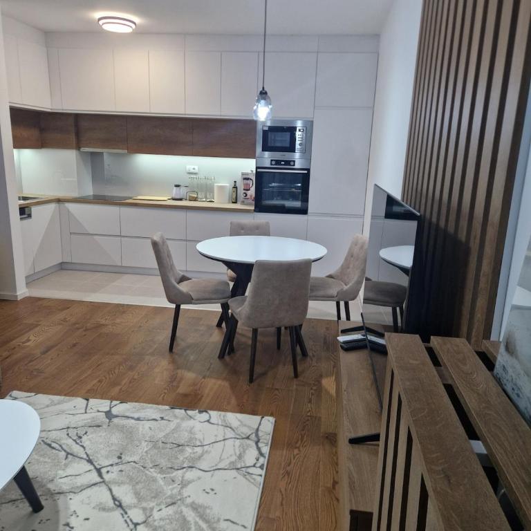 Luxury Getaway with Comfort! - Deluks Apartman sa 2 Spavaće Sobe i Balkonom - 22