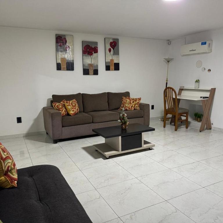 Casa Amplia Zona Semicentrica con cochera - Casa de 2 dormitorios - 4