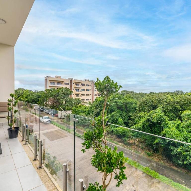 Stylish 2 BR Condo with Balcony, Rooftop Pool, HotTub - Apartment - 4