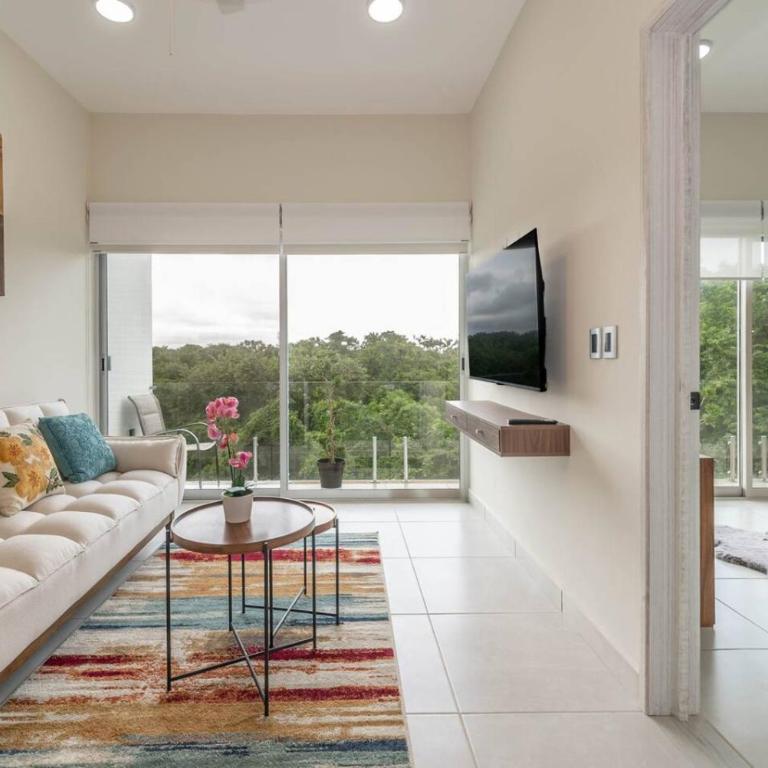 Stylish 2 BR Condo with Balcony, Rooftop Pool, HotTub - Apartment - 5
