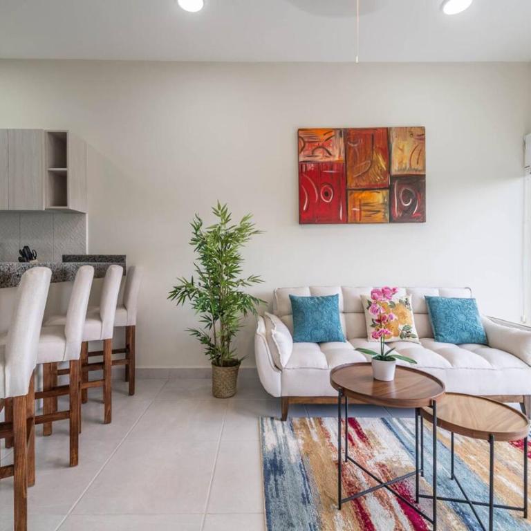 Stylish 2 BR Condo with Balcony, Rooftop Pool, HotTub - Apartment - 7