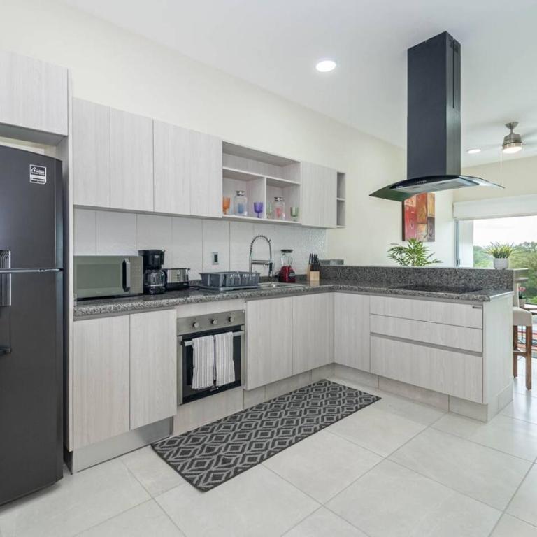 Stylish 2 BR Condo with Balcony, Rooftop Pool, HotTub - Apartment - 8