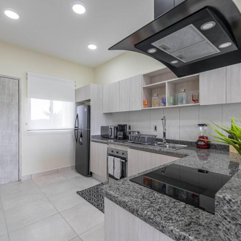 Stylish 2 BR Condo with Balcony, Rooftop Pool, HotTub - Apartment - 10