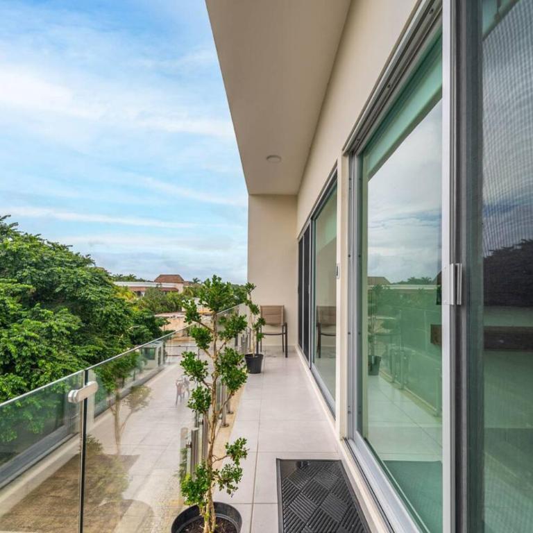Stylish 2 BR Condo with Balcony, Rooftop Pool, HotTub - Apartment - 13