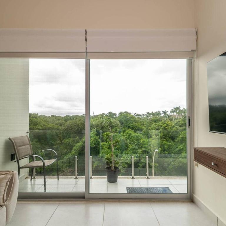 Stylish 2 BR Condo with Balcony, Rooftop Pool, HotTub - Apartment - 14