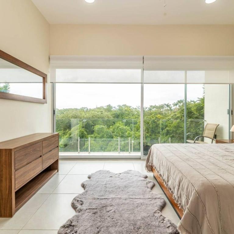 Stylish 2 BR Condo with Balcony, Rooftop Pool, HotTub - Apartment - 15
