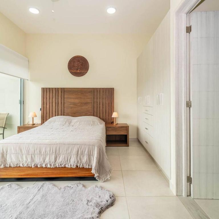 Stylish 2 BR Condo with Balcony, Rooftop Pool, HotTub - Apartment - 16