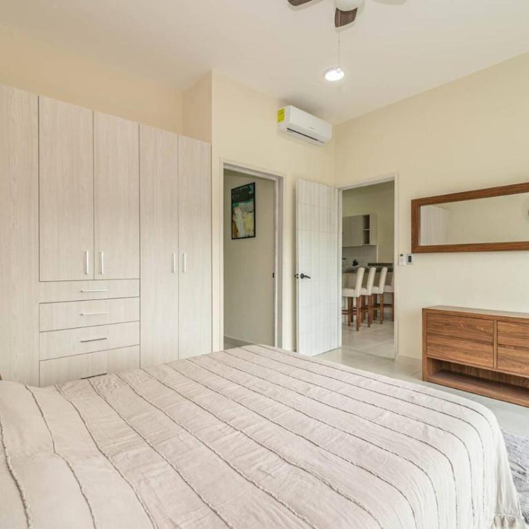 Stylish 2 BR Condo with Balcony, Rooftop Pool, HotTub - Apartment - 17