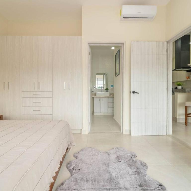 Stylish 2 BR Condo with Balcony, Rooftop Pool, HotTub - Apartment - 18