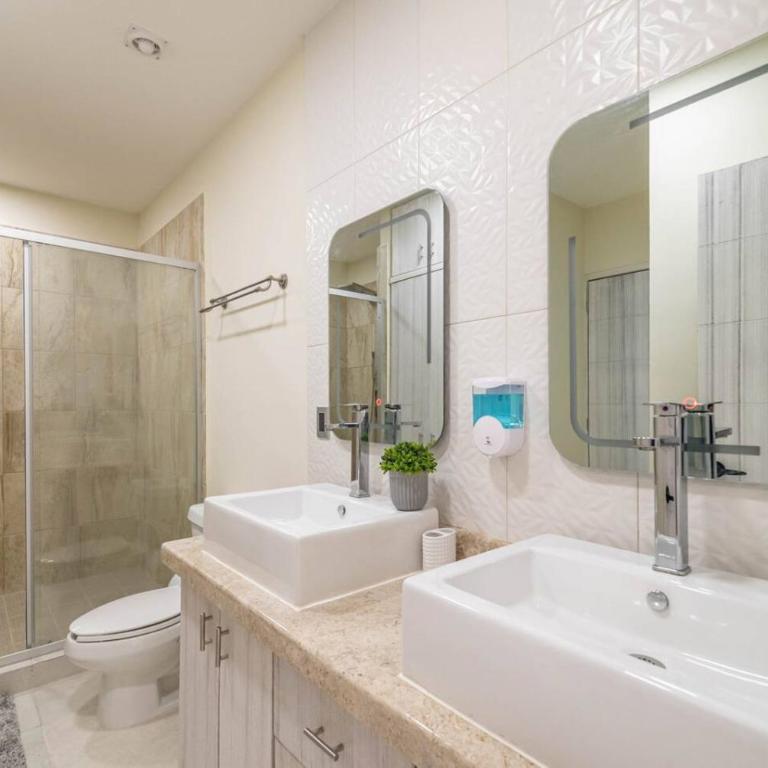 Stylish 2 BR Condo with Balcony, Rooftop Pool, HotTub - Apartment - 20
