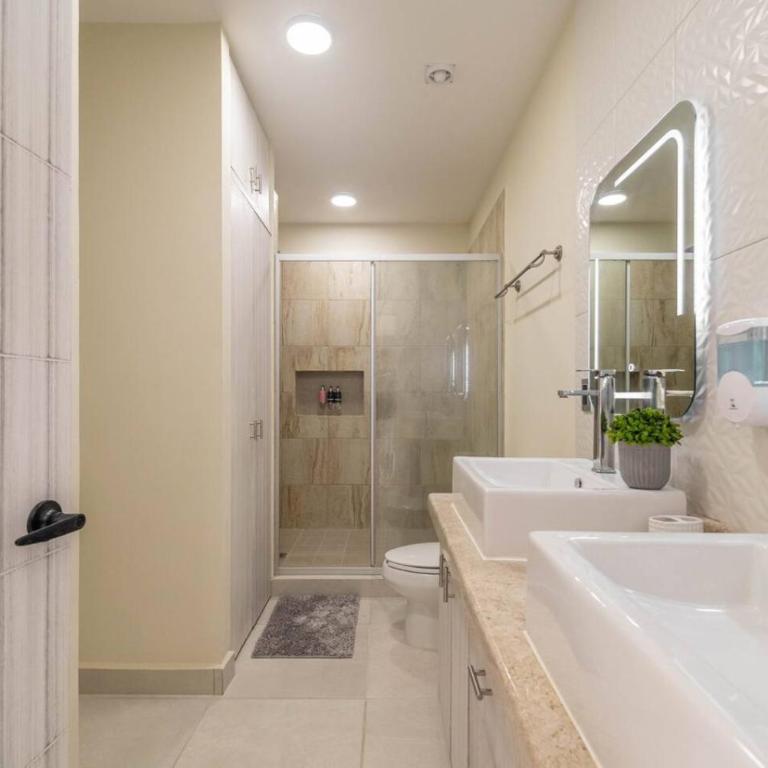 Stylish 2 BR Condo with Balcony, Rooftop Pool, HotTub - Apartment - 22