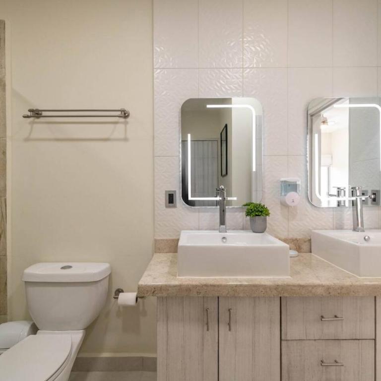 Stylish 2 BR Condo with Balcony, Rooftop Pool, HotTub - Apartment - 23