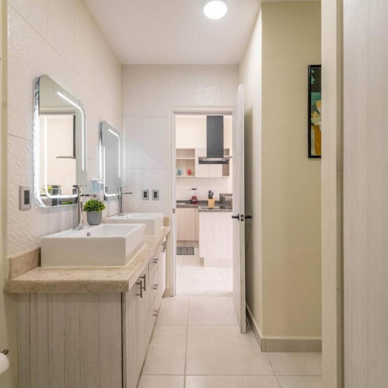 Stylish 2 BR Condo with Balcony, Rooftop Pool, HotTub - Apartment - 24