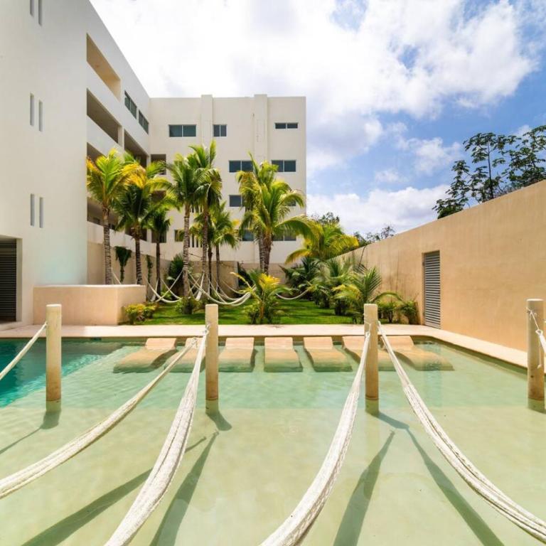 Stylish 2 BR Condo with Balcony, Rooftop Pool, HotTub - Apartment - 26