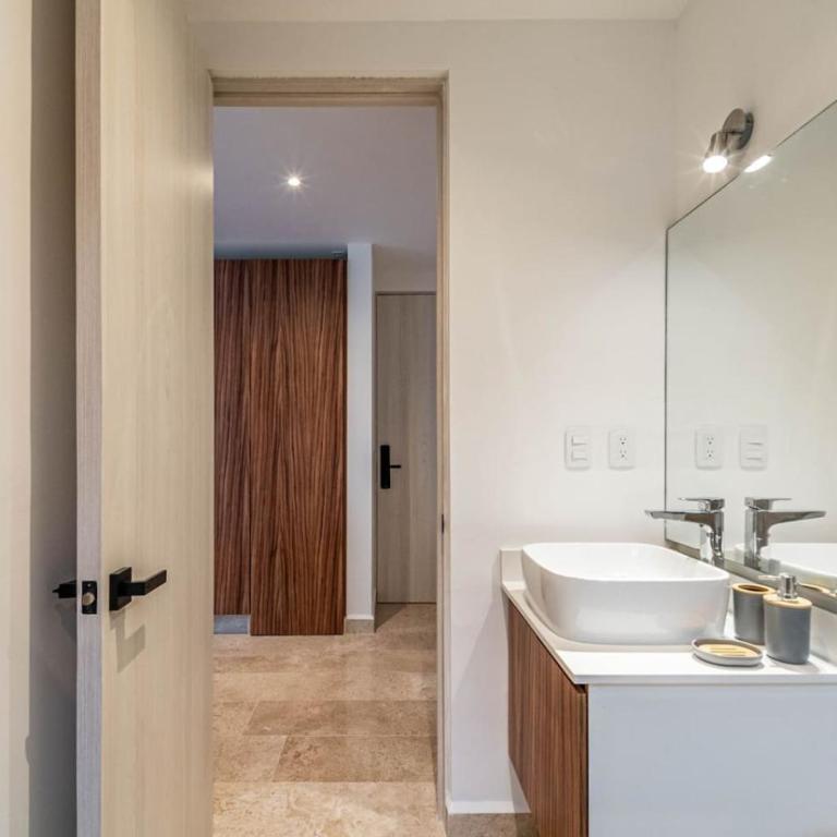King Suite with Private Balcony, Gym, Rooftop Pool - Apartamento - 19