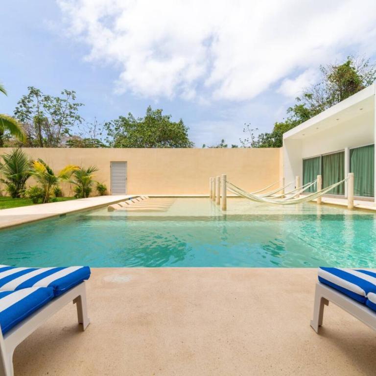 Stylish 2 BR Condo with Balcony, Rooftop Pool, HotTub - Apartment - 27