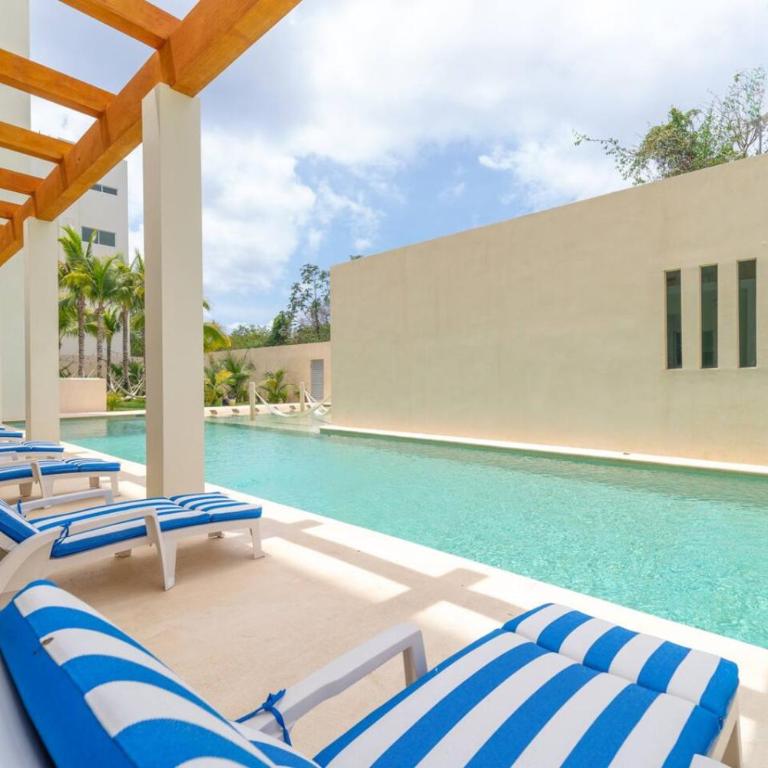 Stylish 2 BR Condo with Balcony, Rooftop Pool, HotTub - Apartment - 32
