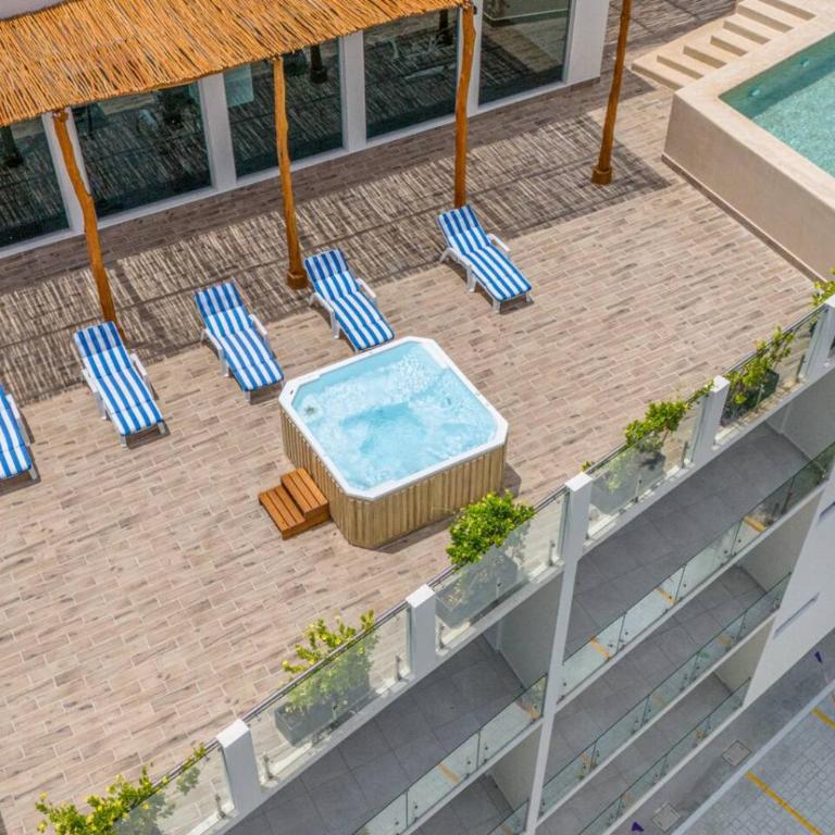 Stylish 2 BR Condo with Balcony, Rooftop Pool, HotTub - Apartment - 39