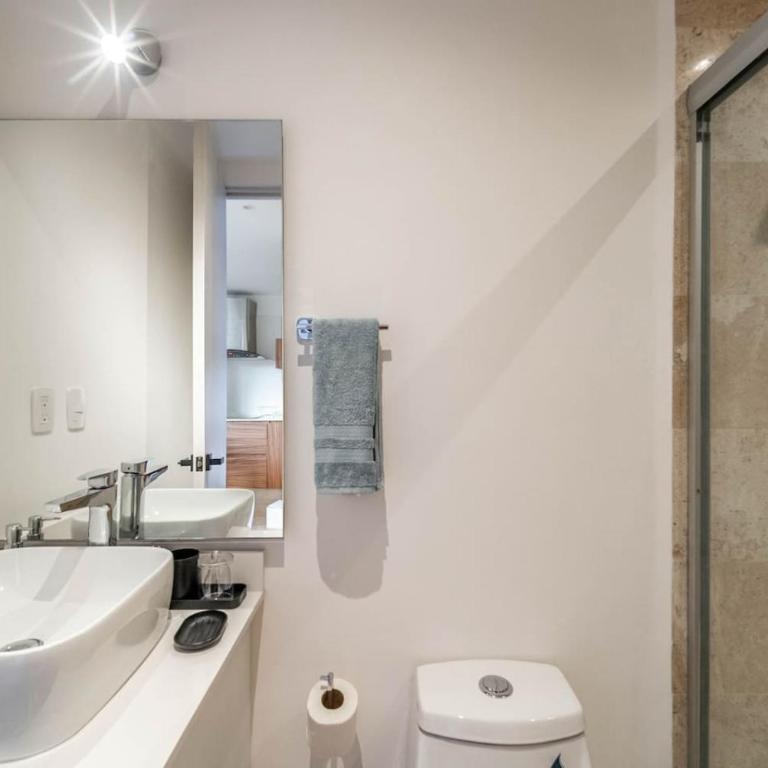 King Suite with Private Balcony, Gym, Rooftop Pool - Apartamento - 6