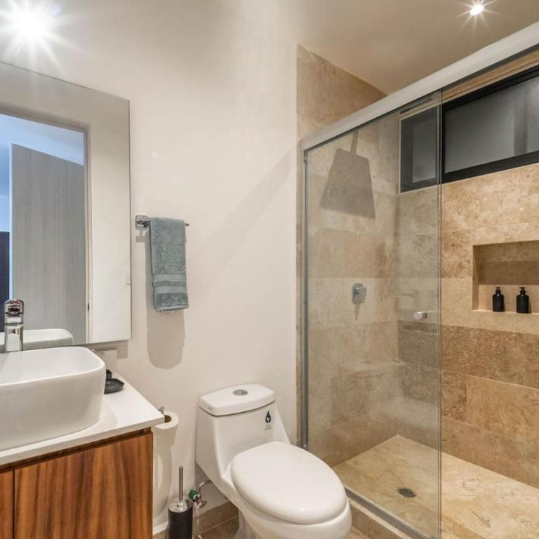 King Suite with Private Balcony, Gym, Rooftop Pool - Apartamento - 11