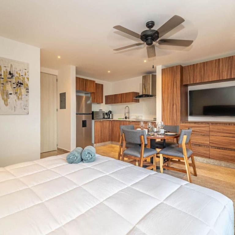 King Suite with Private Balcony, Gym, Rooftop Pool - Apartamento - 14