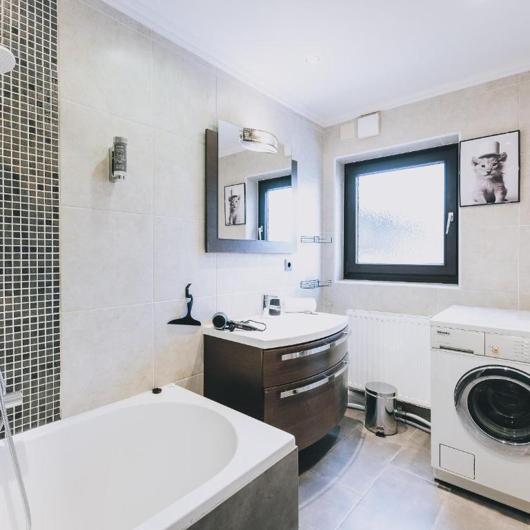 Areit Apartments by we rent, SUMMERCARD INCLUDED - Apartment mit 2 Schlafzimmern und Balkon - 12